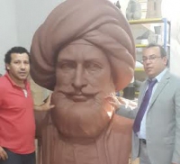 اللمسات الأخيرة لتمثال «محمد على» قبل وضعه بميدان المؤسسة